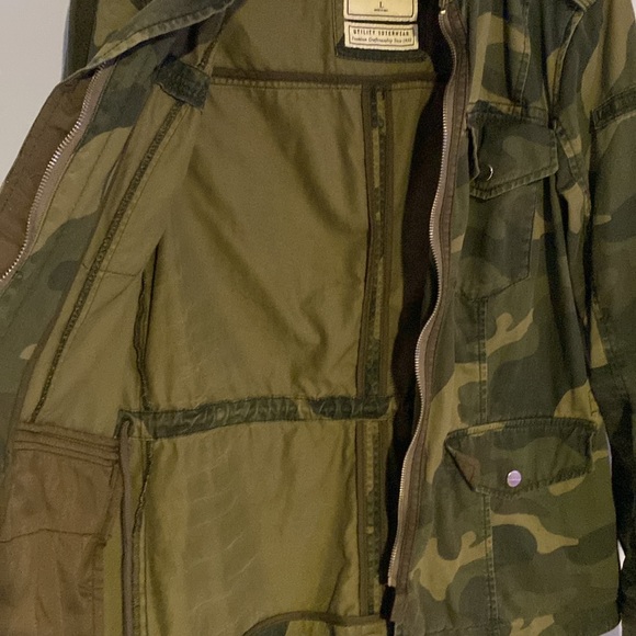 Abercrombie ladies jacket, camo, large. Like New. - Picture 3 of 6